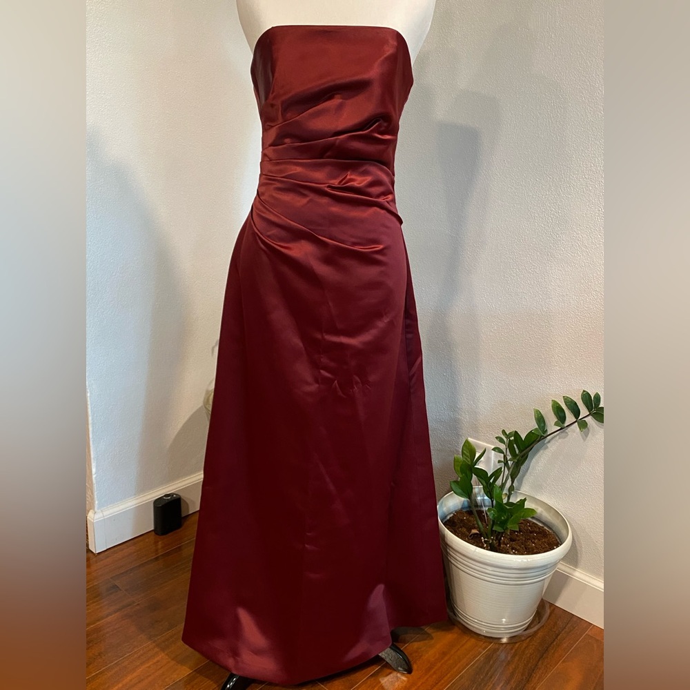 Chic Strapless Burgundy Dress